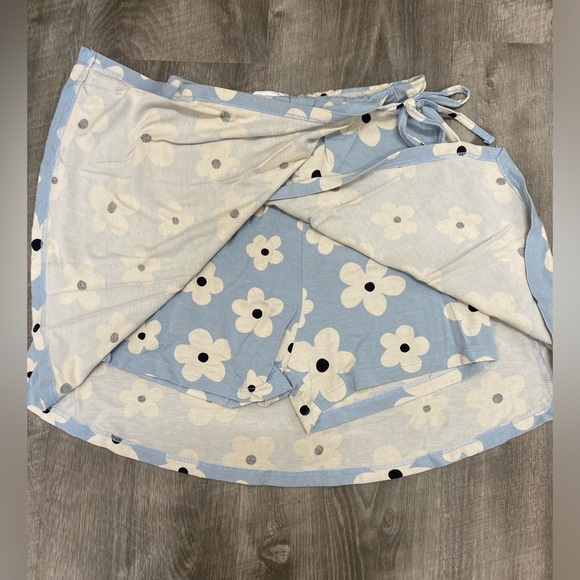 ASOS Designs white and blue flowered skort - Picture 3 of 4